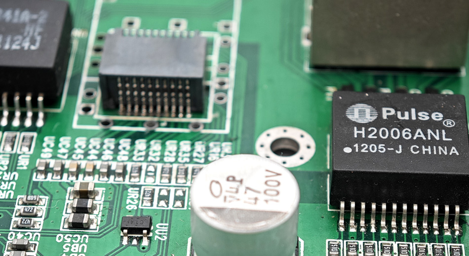 Iniúchadh a dhéanamh ar na difríochtaí i dteicneolaíocht agus seirbhísí i measc monarchana domhanda PCBA