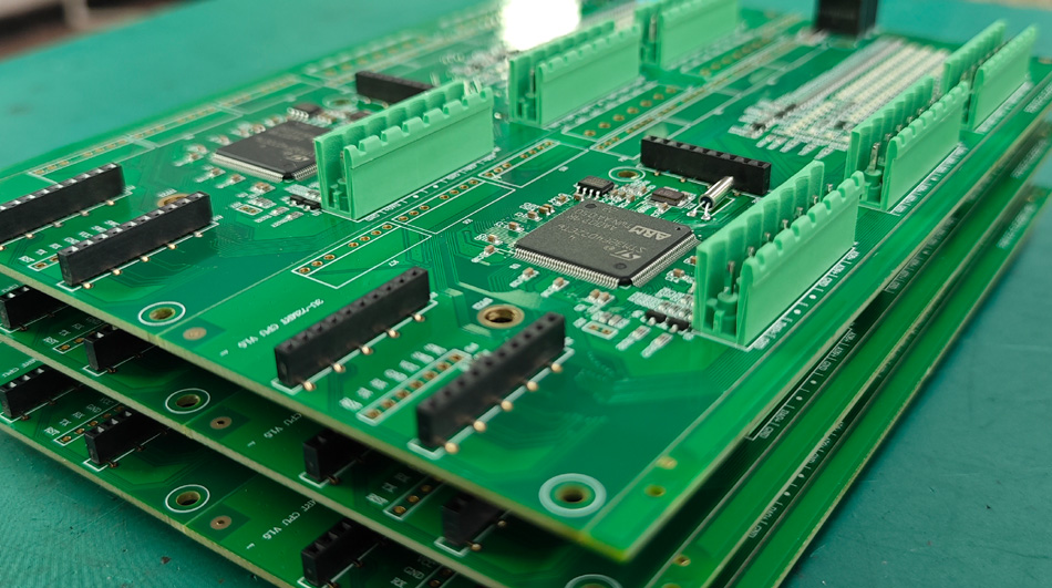Conas a dhéanann bainistíocht astaíochtaí carbóin monarchana PCBA difear do chostais táirgthe?