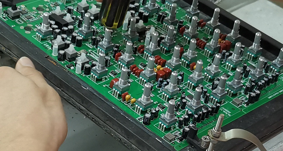 Conas costas táirgthe monarchana PCBA a laghdú tríd an slabhra soláthair a bharrfheabhsú?