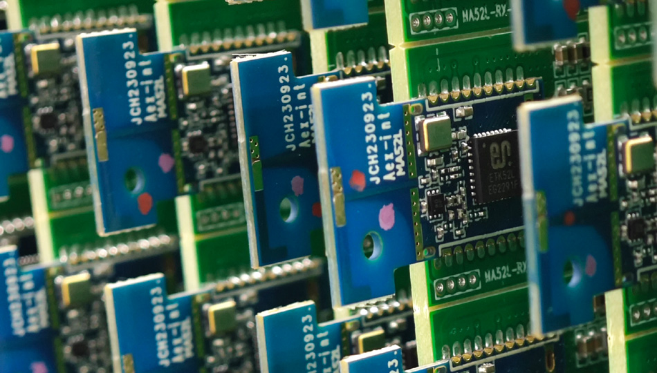 Conas a dhéileálann monarchana PCBA le riachtanais táirgthe dearaí ciorcaid an-chasta?