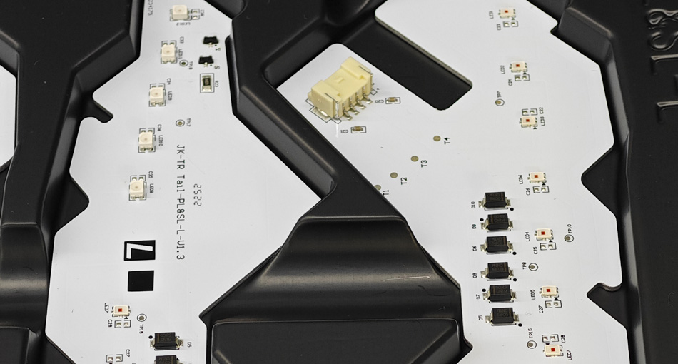 Rialú Costas agus Straitéisí Comhpháirtíochta Fadtéarmacha le haghaidh Monarchan PCBA a phlé