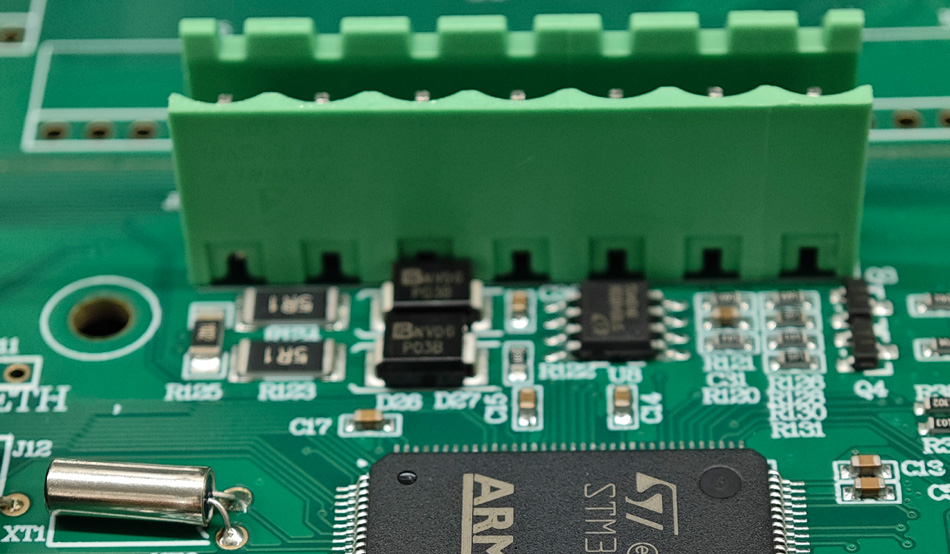 Conas is féidir le monarchana PCBA costais táirgthe a laghdú trí uathoibriú?