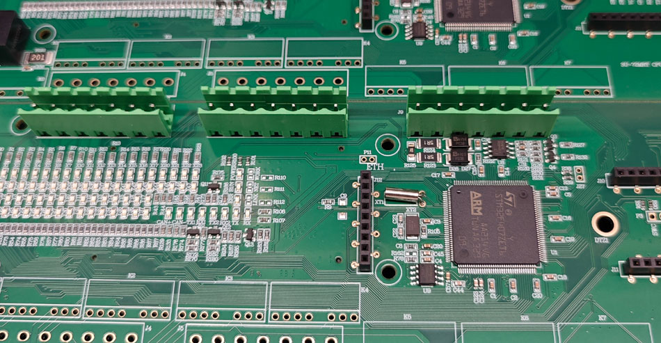 Conas is féidir le monarchana PCBA na dúshláin a bhaineann le horduithe luaith a chomhlíonadh?