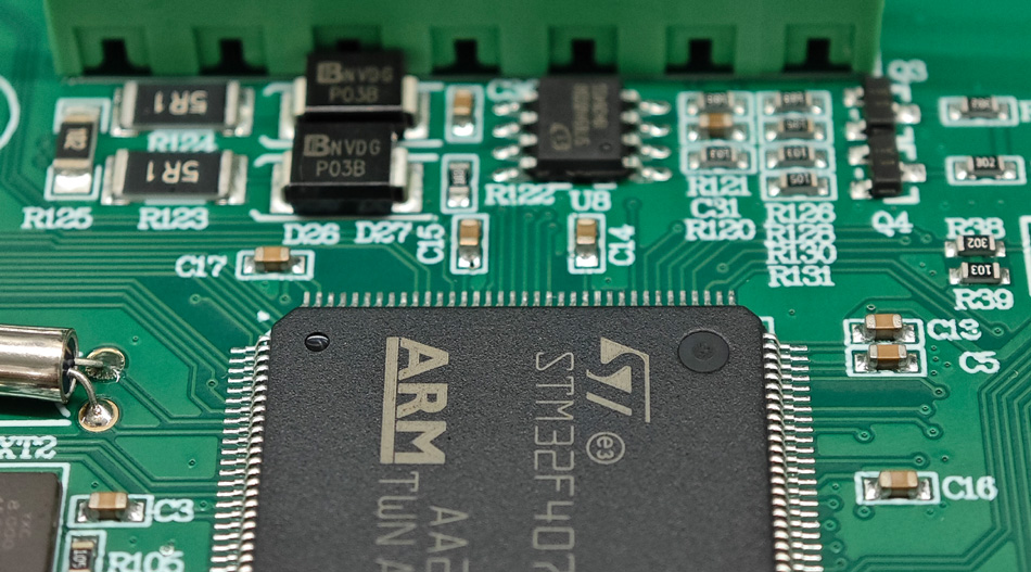 Próiseáil Ard-Beachtais RCU PCBA: Cé na Nuálaíochtaí Teicneolaíochta a d'athraigh Caighdeáin an Tionscail?